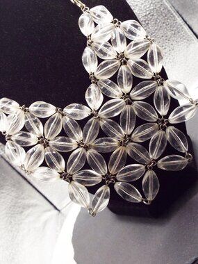 AMAZING MID CENTURY CLEAR LUCITE 3-D MARQUISE SHAPES MOVABLE BIB NECKLACE 40B